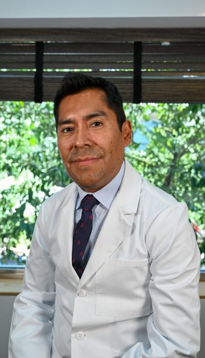 Dr. Gustavo Salazar, especialista en cirugía de endometriosis con láser
